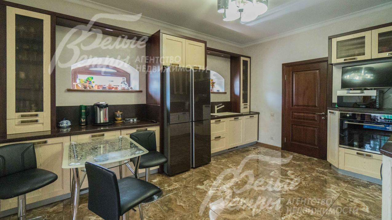 Оборудованная кухня площадью около 19 кв.м