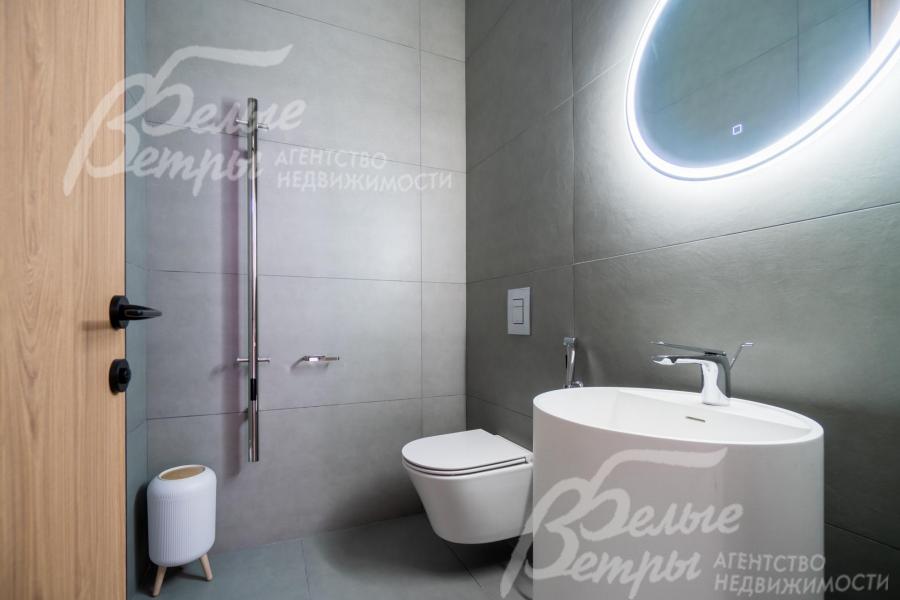 В санузлах - премиальная сантехника и светлая плитка