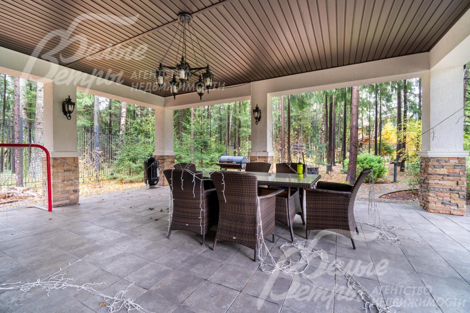 Беседка - с открытым пространством под кровлей с мангалом и обеденной группой, а также двумя закрытыми техническими помещениями