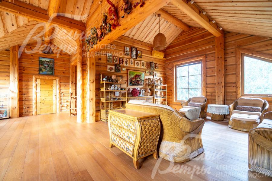 На мансардном уровне расположен просторный холл со второй гостиной