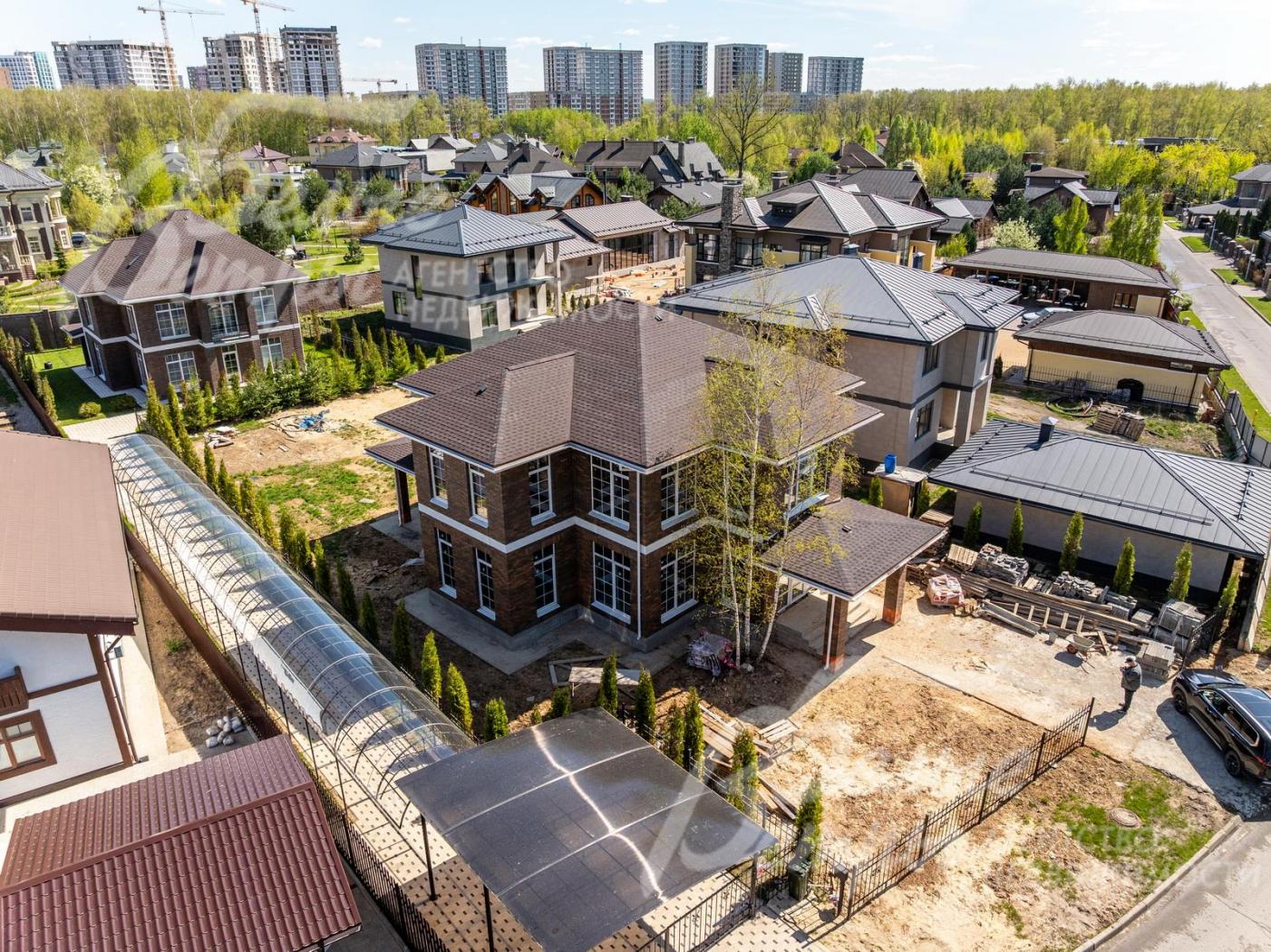 Дом - в охраняемом коттеджном посёлке в 2 км от городской инфраструктуры