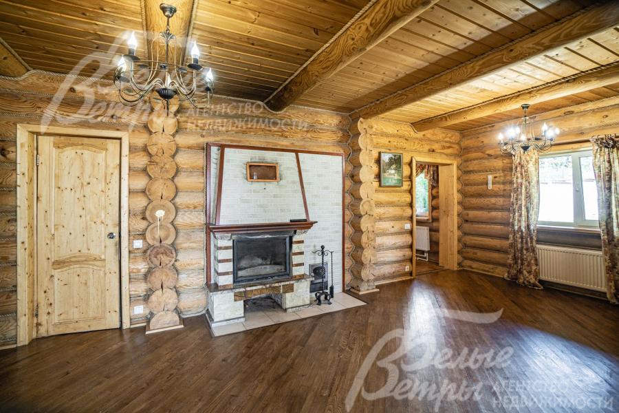 Холл с камином