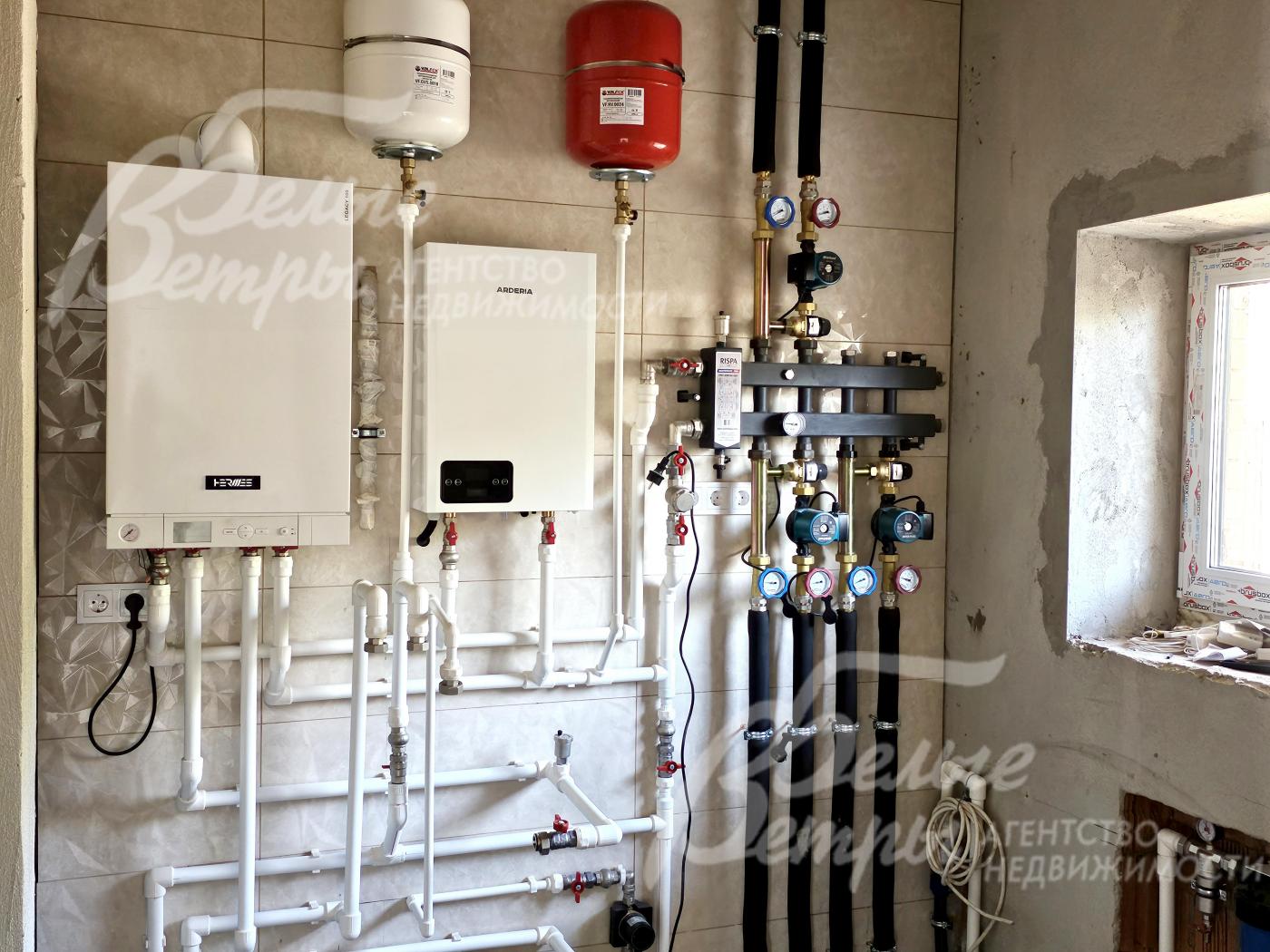 В котельной установлены газовый настенный котёл Viessmann Vitopend 100, резервный электрический котёл, бойлер