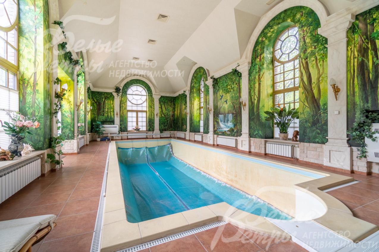 Зона бассейна на первом этаже спа-комплекса