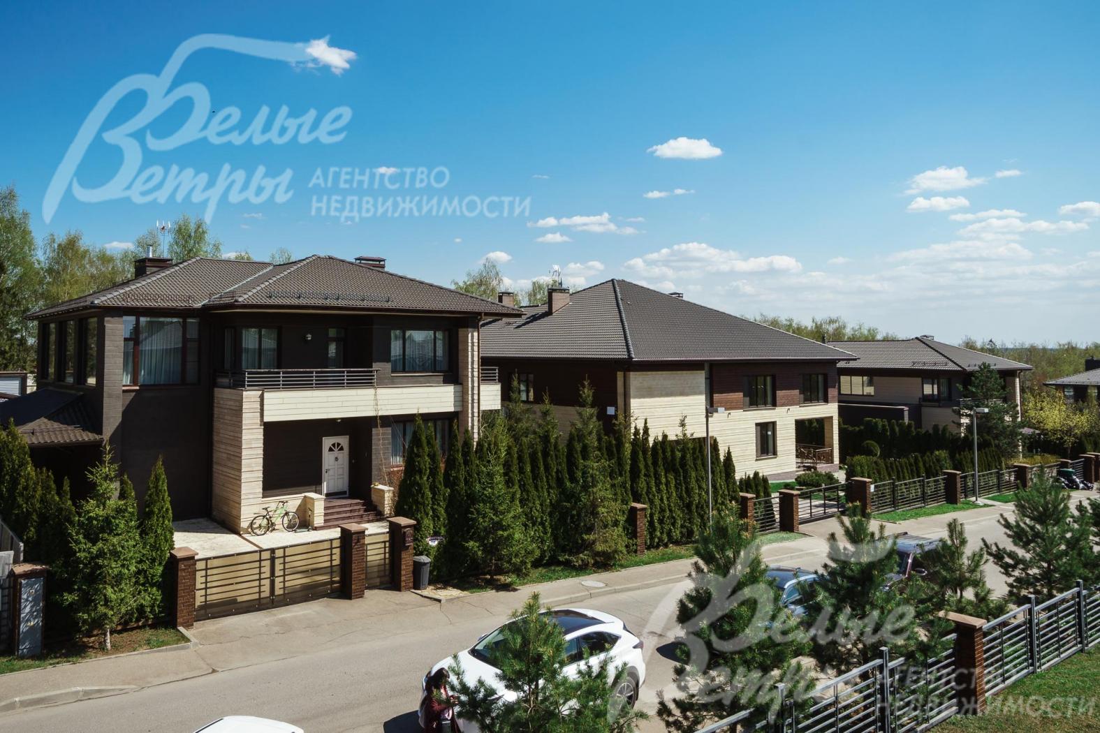 Дома в поселке Крекшино выстроены в едином стиле