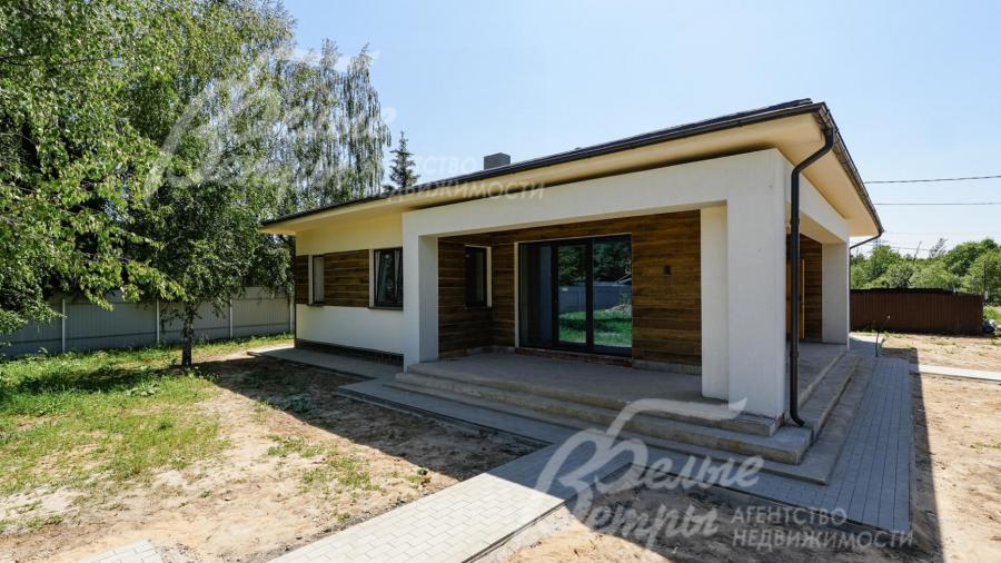 Вид на дом со стороны участка