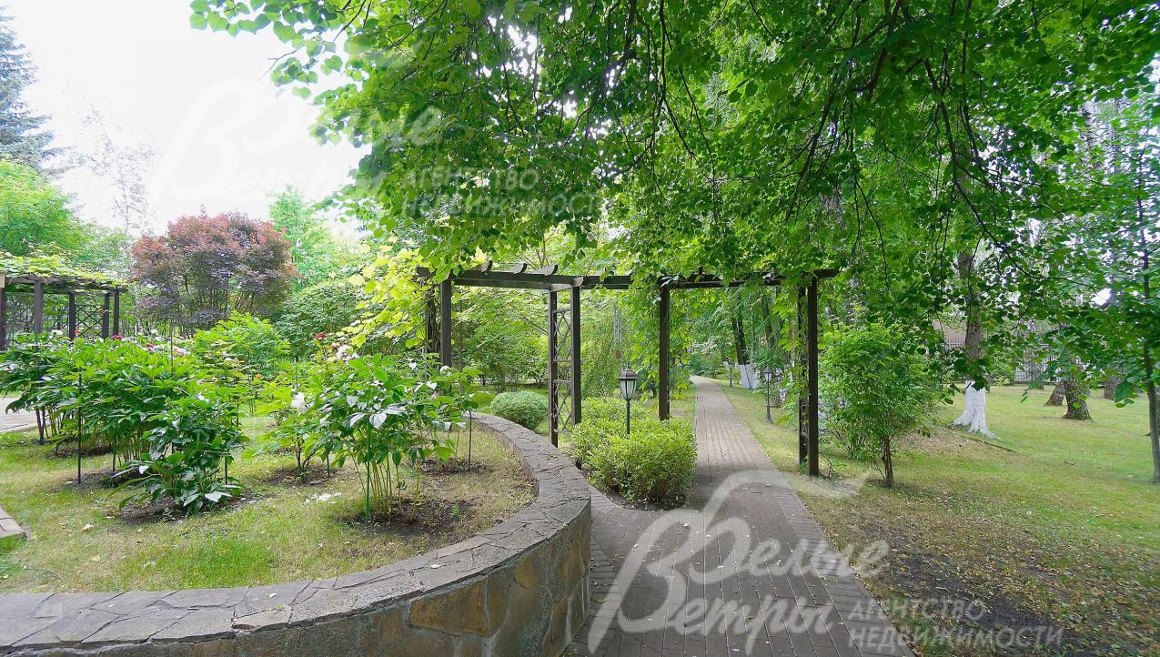 Благоустроенный участок с дорожками, освещением, газоном. 