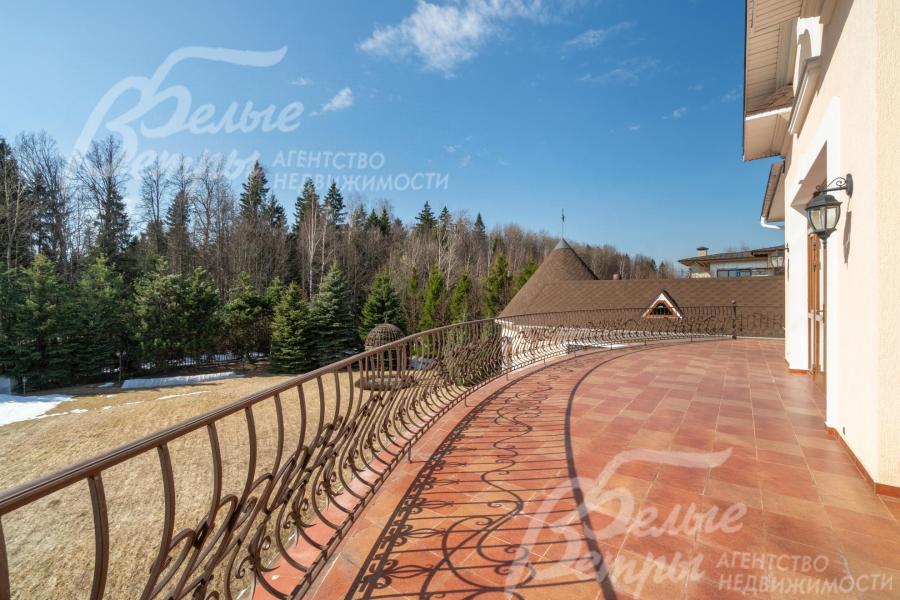 В планировке – более 125 м² террас и балконов, украшенных колоннами и изящным кованым ограждением