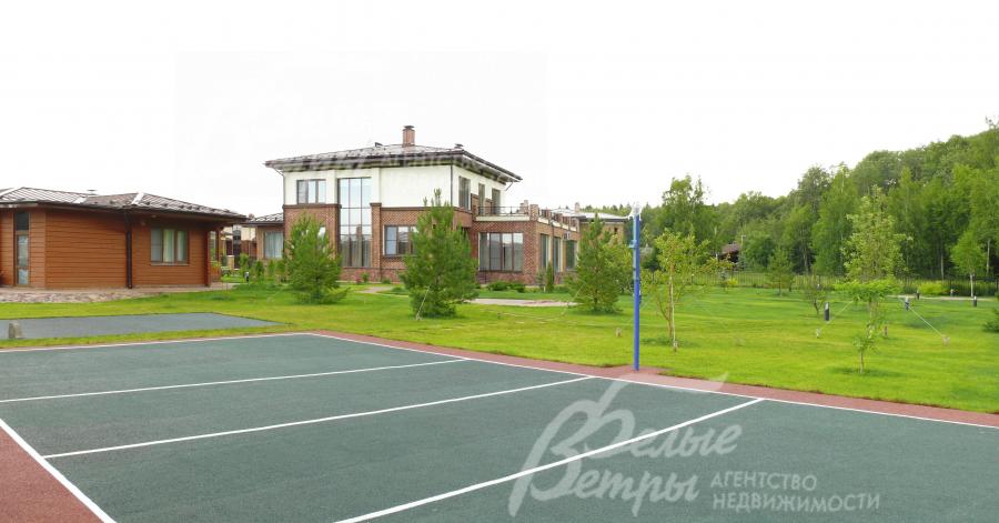 Спортивная площадка на участке.