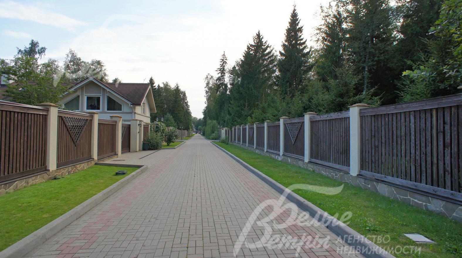 в поселке широкие дороги из брусчатки