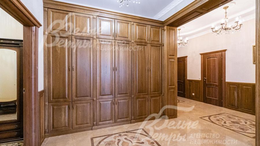 На полу - плитка с художественным панно