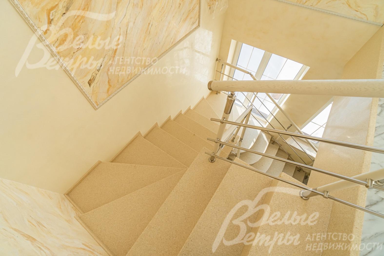 В зоне лестницы на стенах панно ручной работы с картинами под мрамор.