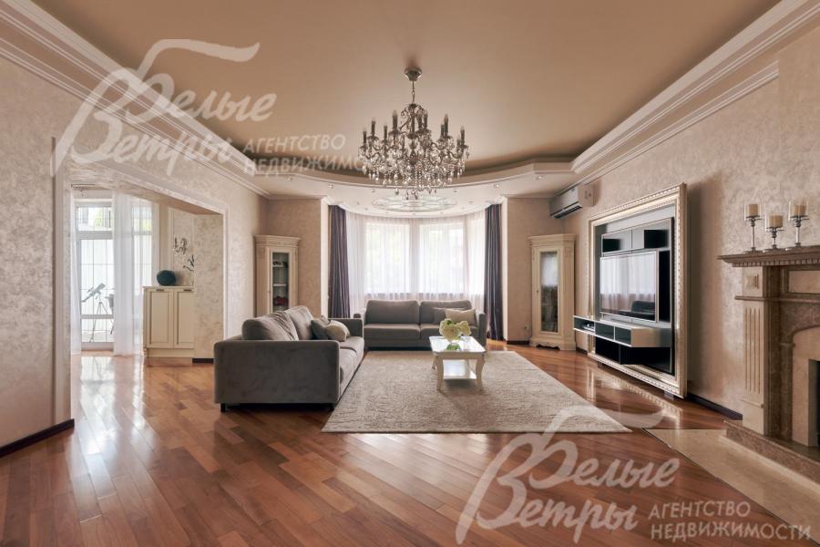 Гостиная площадью 55,5 кв.м с эркером, слева - выход в кухню-столовую и на застеклённую террасу