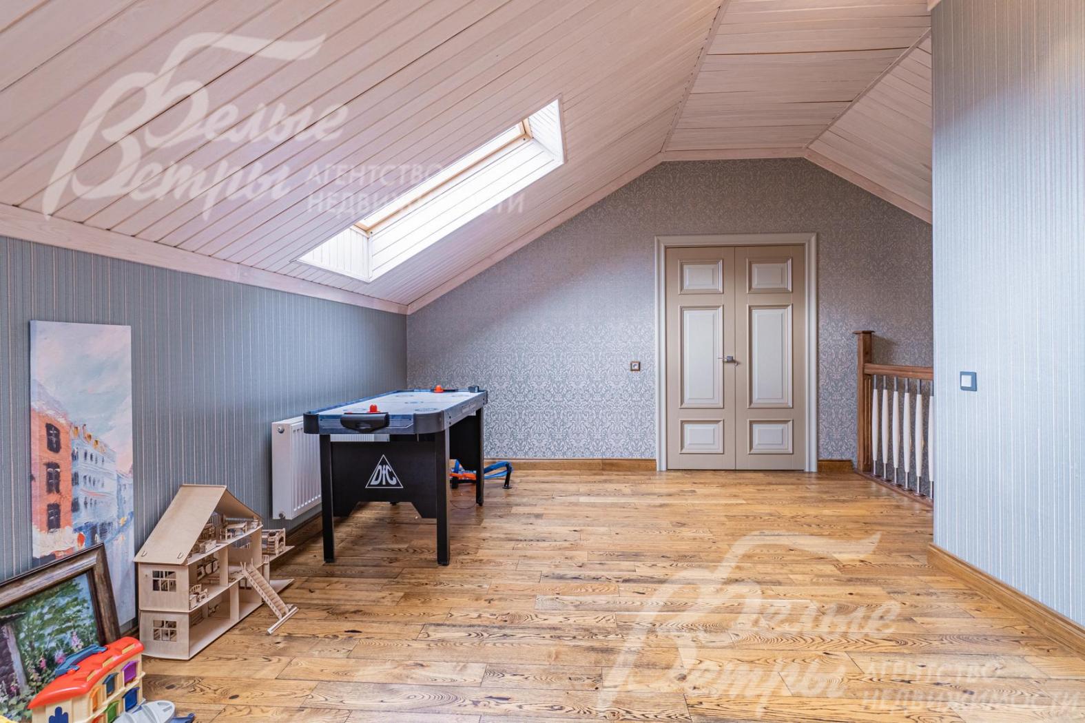 холл-кабинет на мансардном этаже