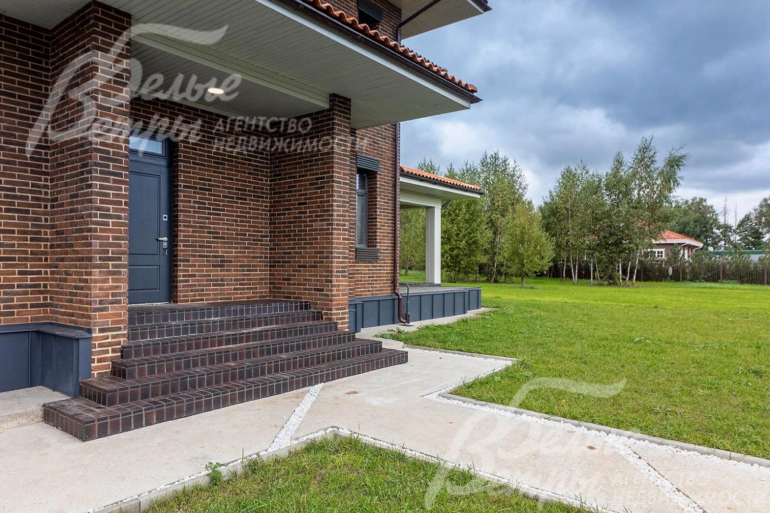 крыльцо выложено брусчаткой