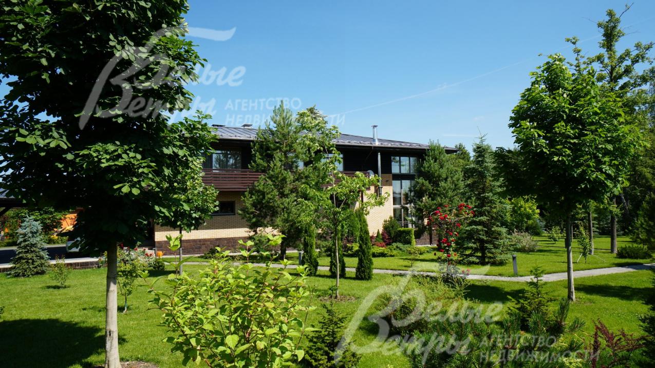 Территория поселка утопает в зелени разнообразных растений.