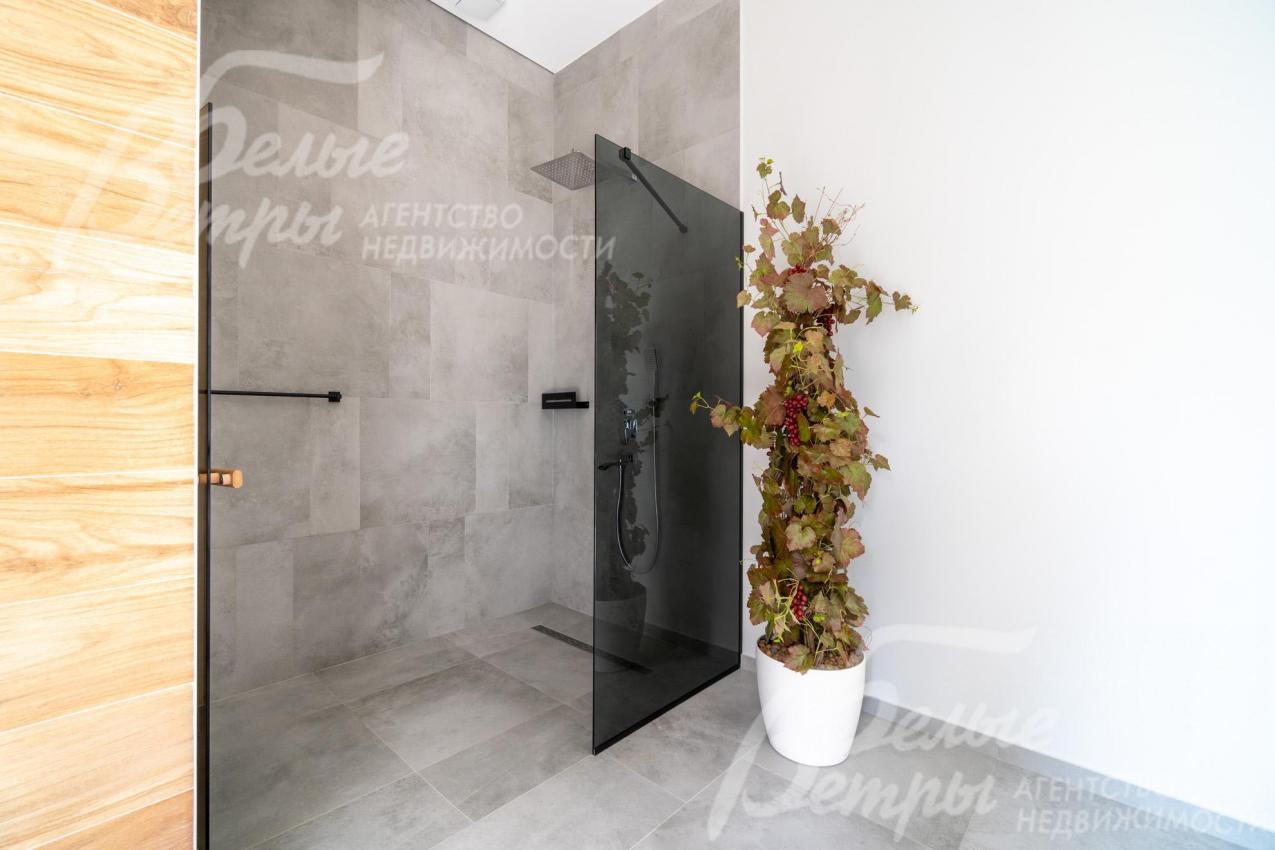 Душевая в спа-зоне - напротив входа в сауну