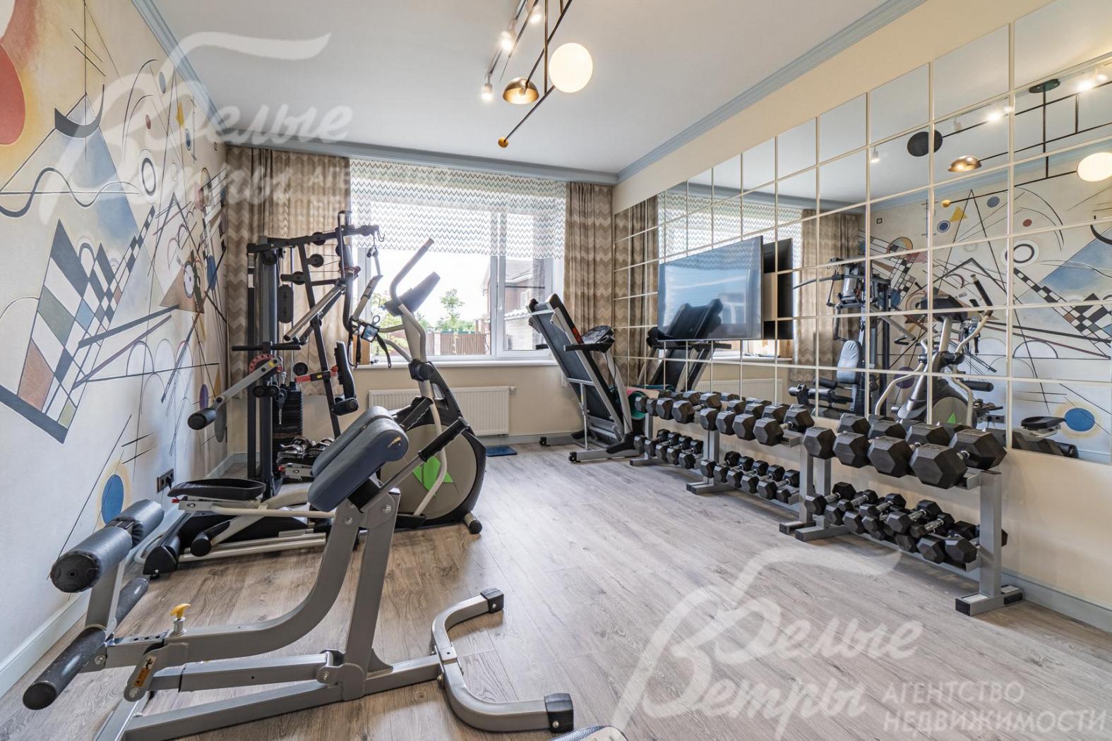 Много различного спортивного инвентаря