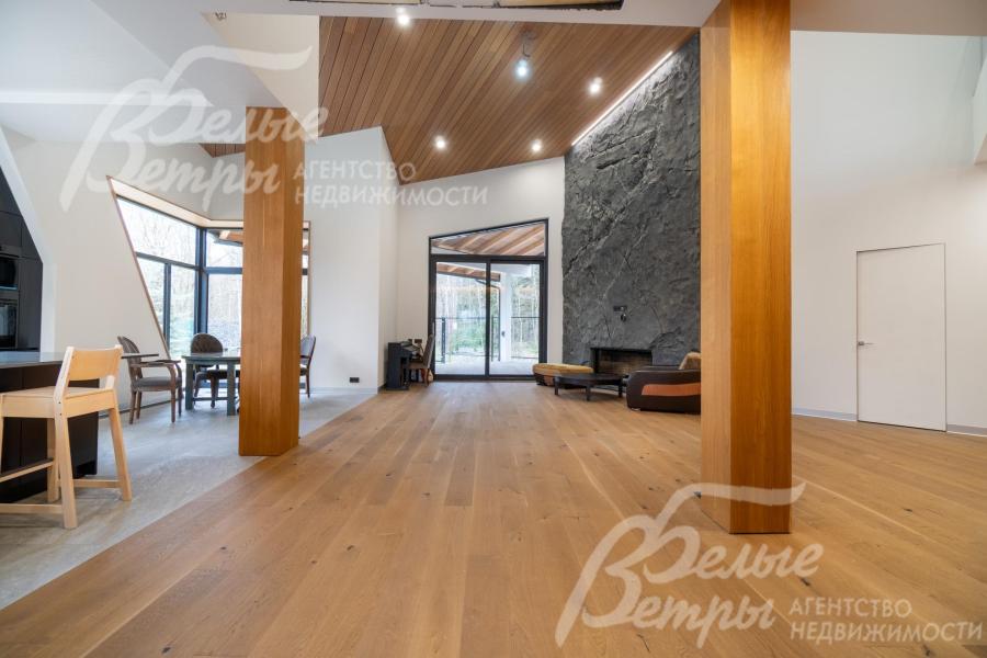 Отделка выполнена с акцентом на натуральные материалы: доминирует дерево, на полу - инженерная доска из дуба