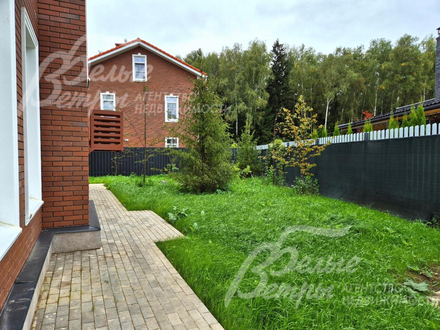 Лесной массив в 50 метрах от дома.