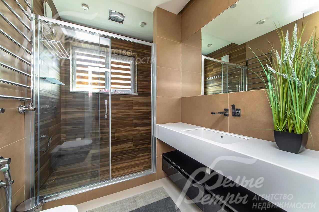 Санузел с душем на первом этаже