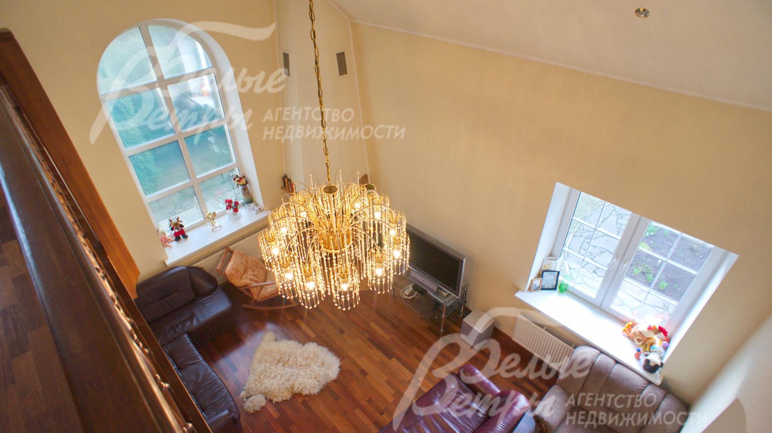 Гостиная с камином и вторым светом