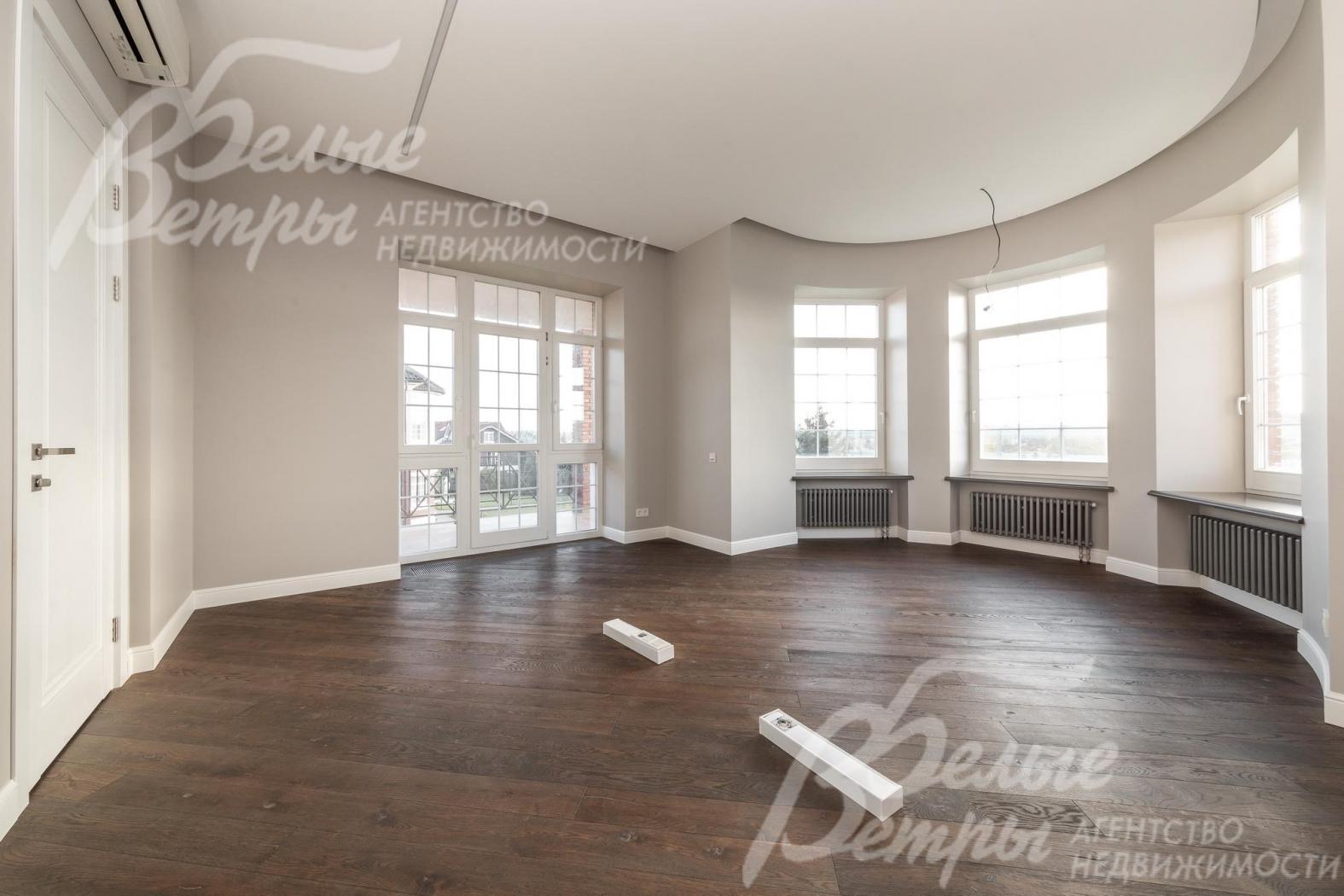 Главная спальня с эркерным остеклением и с выходом на балкон 