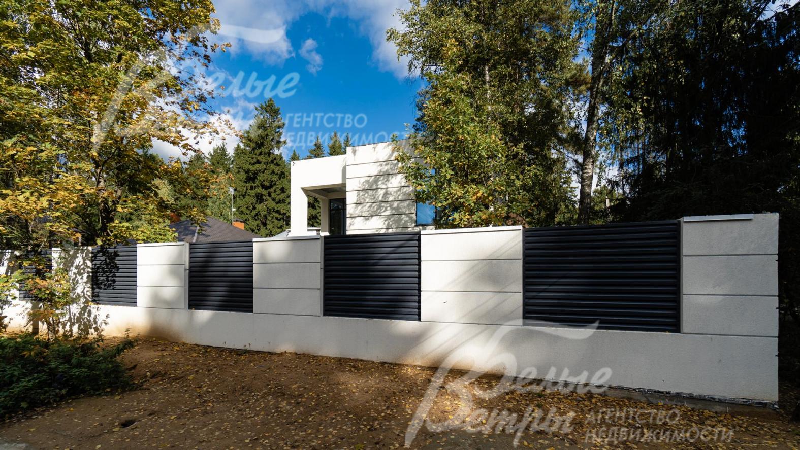 Бетонное ограждение высотой 3 м