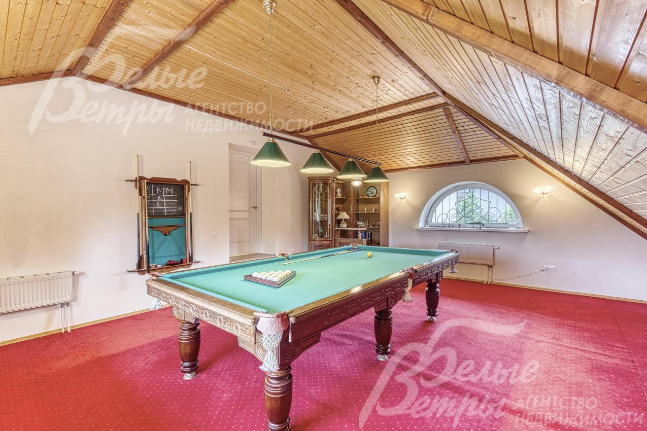 На втором этаже - бильярдная. Потолок декорирован благородными деревянными балками в сочетании с планкеном