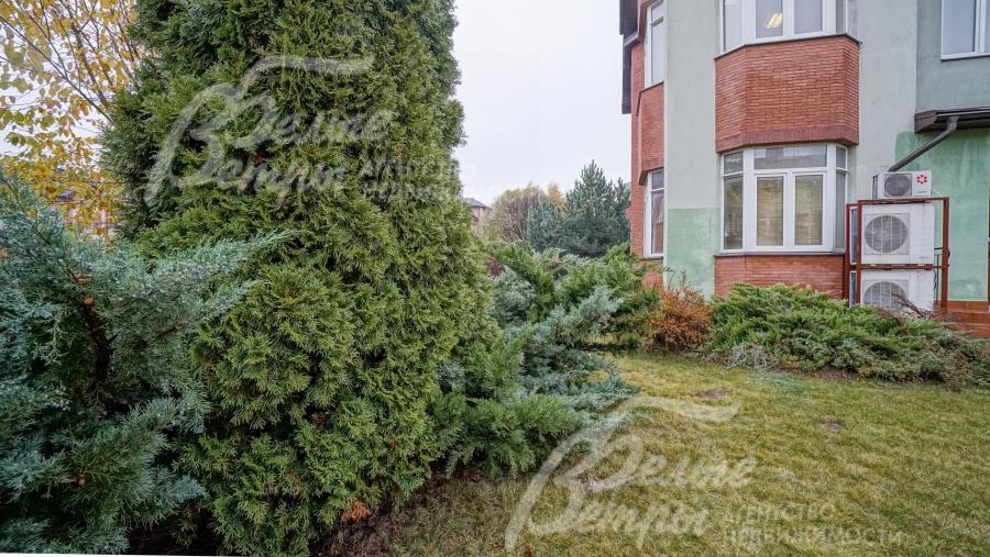 Участок 5 соток выровнен, засеян газоном