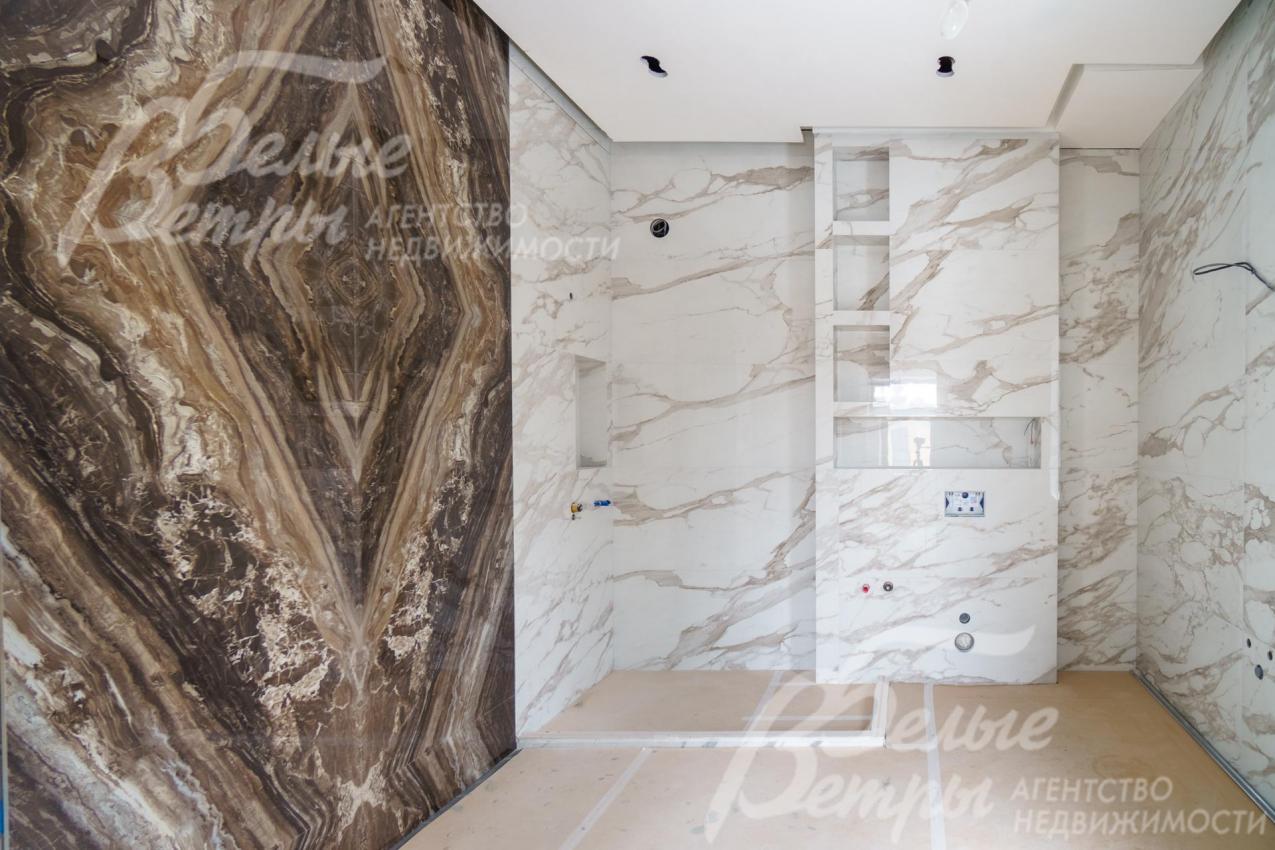 Выполнена отделка санузлов