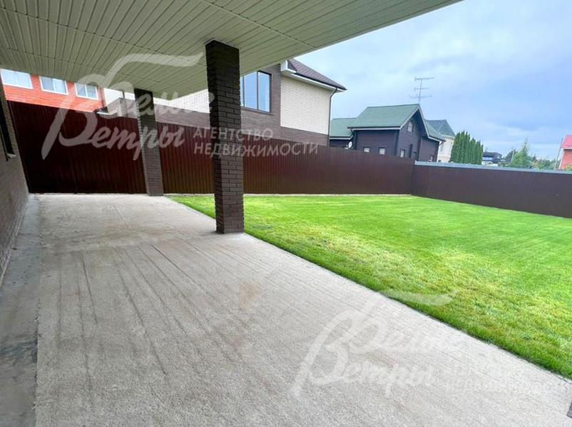 Выход с крытой террасы на участок