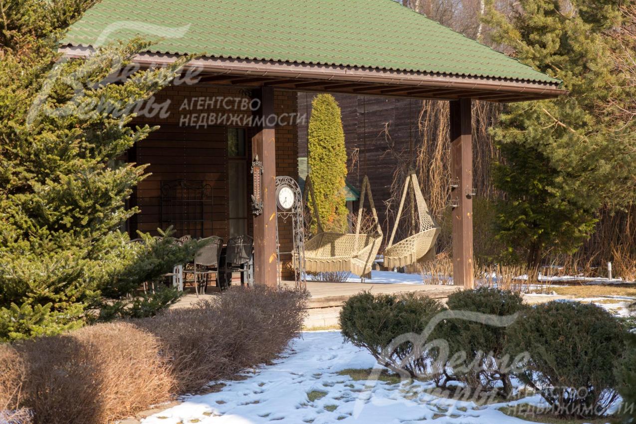 На участке – эффектный парковый ландшафт по индивидуальному дизайн-проекту, дорожки выложены из камня и плитки, выполнено освещение, засеян газон, высажены разнообразные деревья, цветы и кустарники