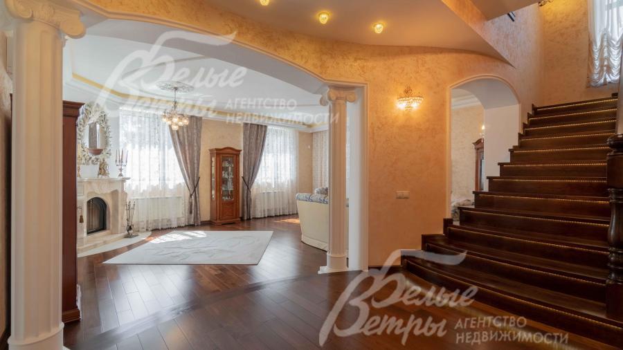 На полу массивная доска (орех)