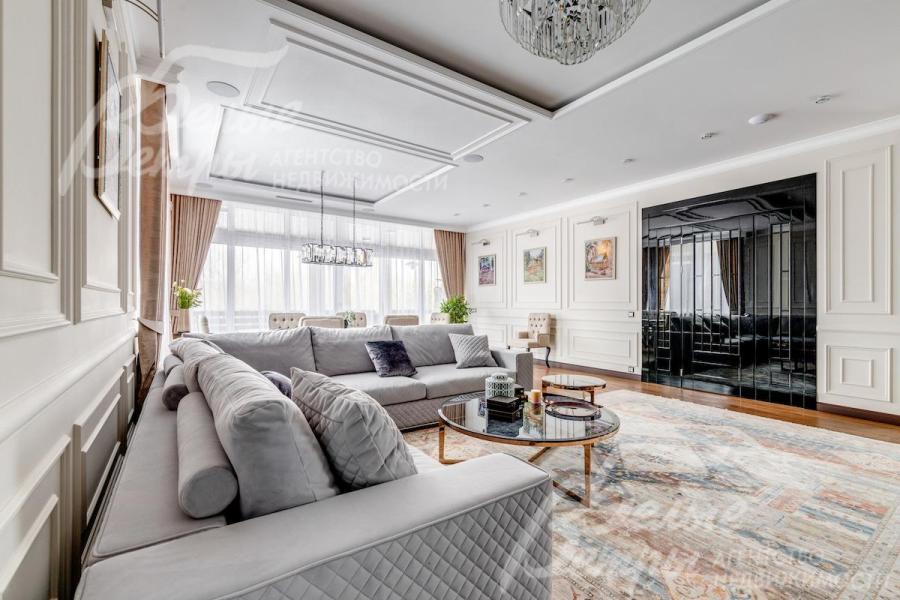 Гостиная в светлых пастельных тонах с выходом на террасу