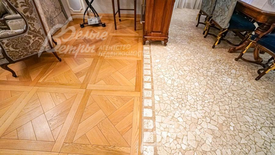 На полу массив дуба 22 мм (паркетная укладка и палубная)