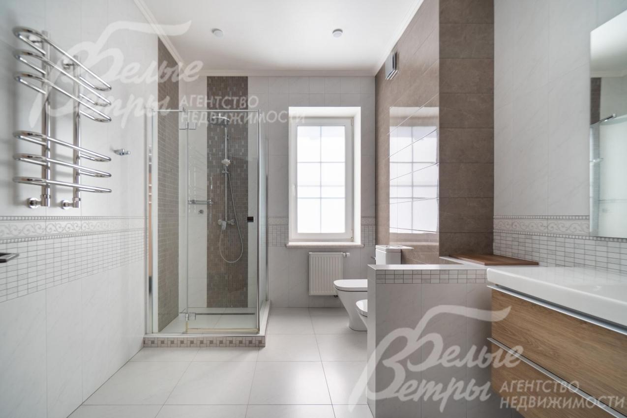 Санузел на втором этаже с окном и душевой. В санузлах уложена плитка Kerama Marazzi