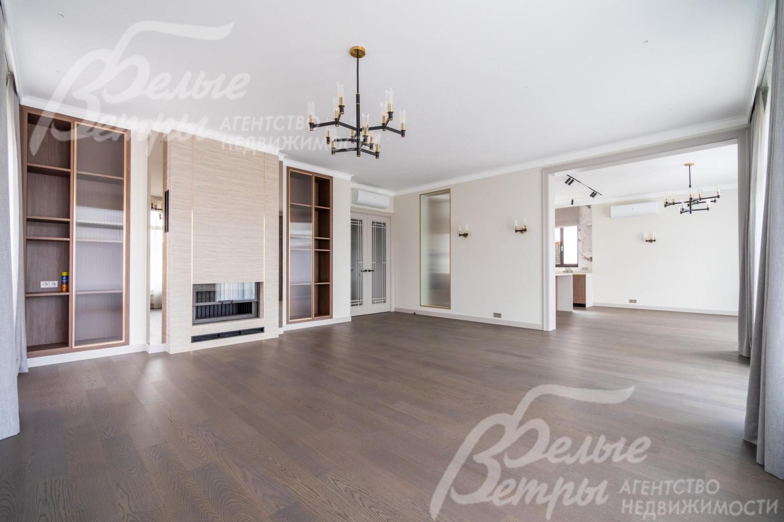 Просторная гостиная с камином