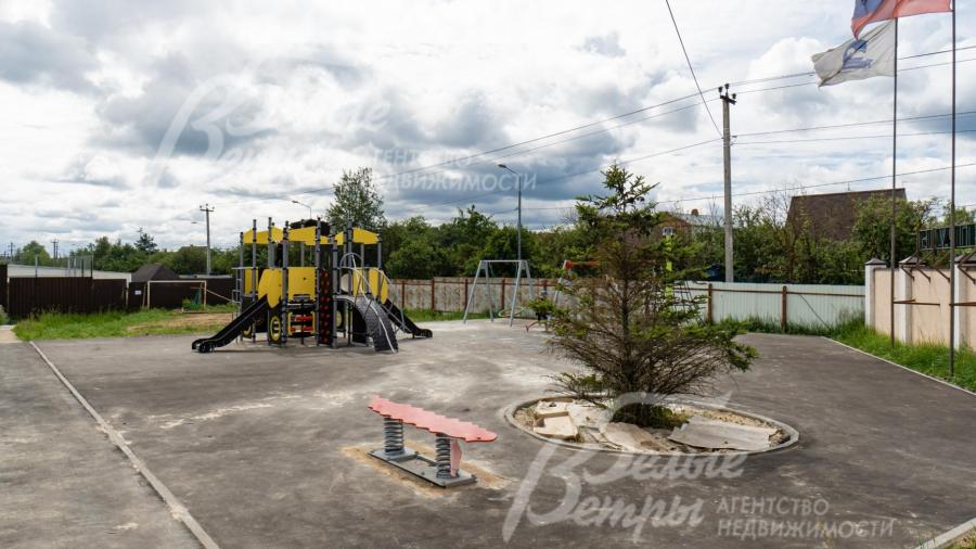 На территории поселка оборудованная детская площадка