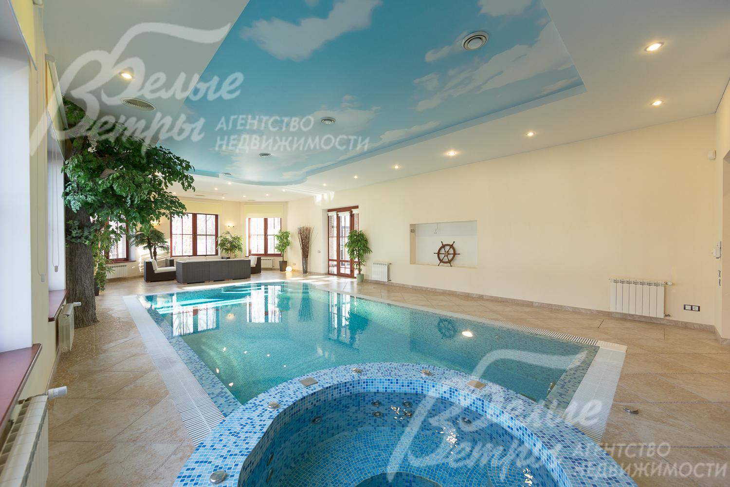 Отдельная вместительная джакузи на несколько человек