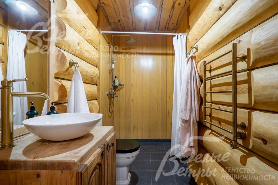 Санузел бани в стиле основного дома с душевой