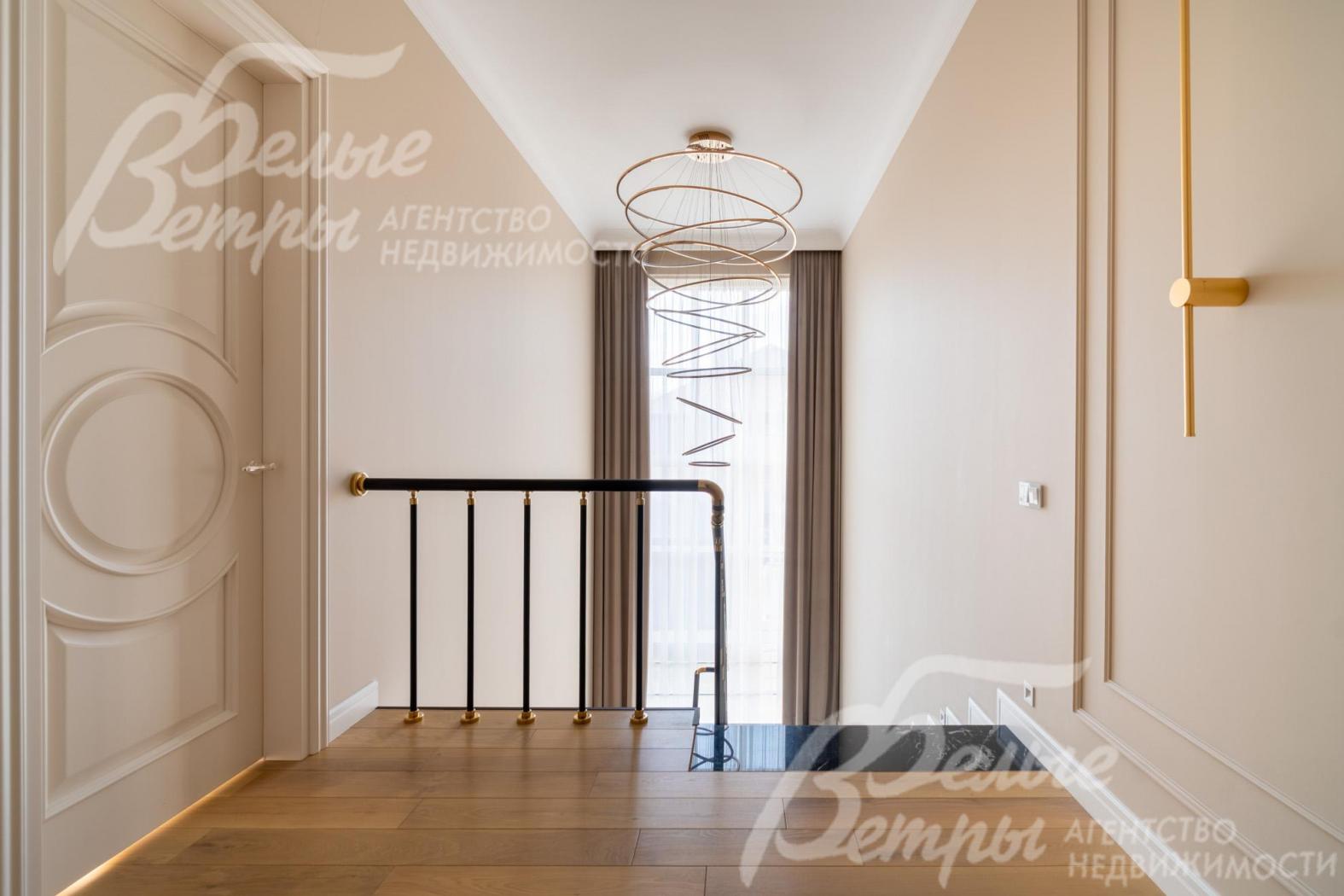 В дом выполнена система многоуровневого освещения с люстрами, бра, световыми линиями на 2-м этаже производства США