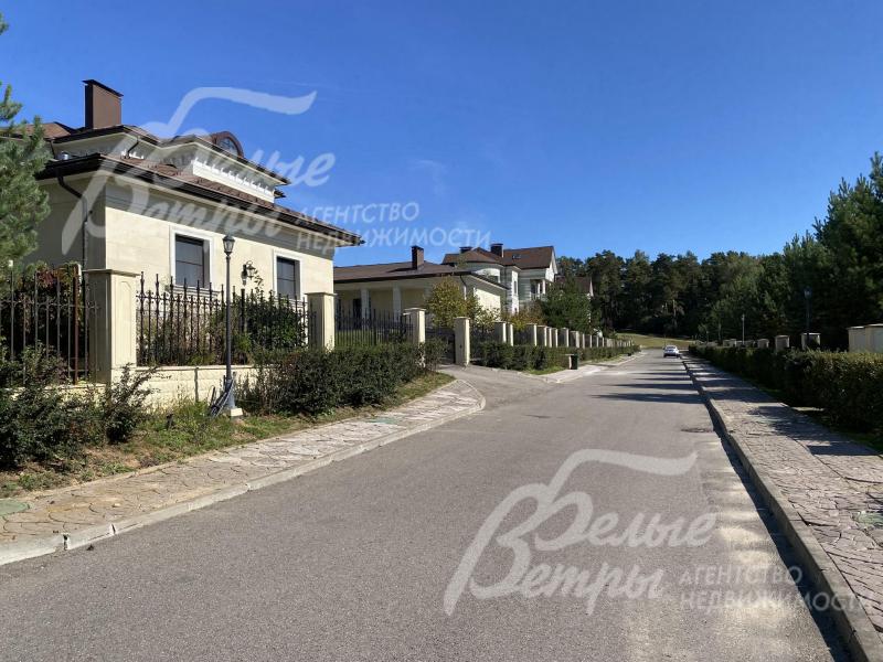 Широкие асфальтовые дороги с тротуарами в поселке Идиллия