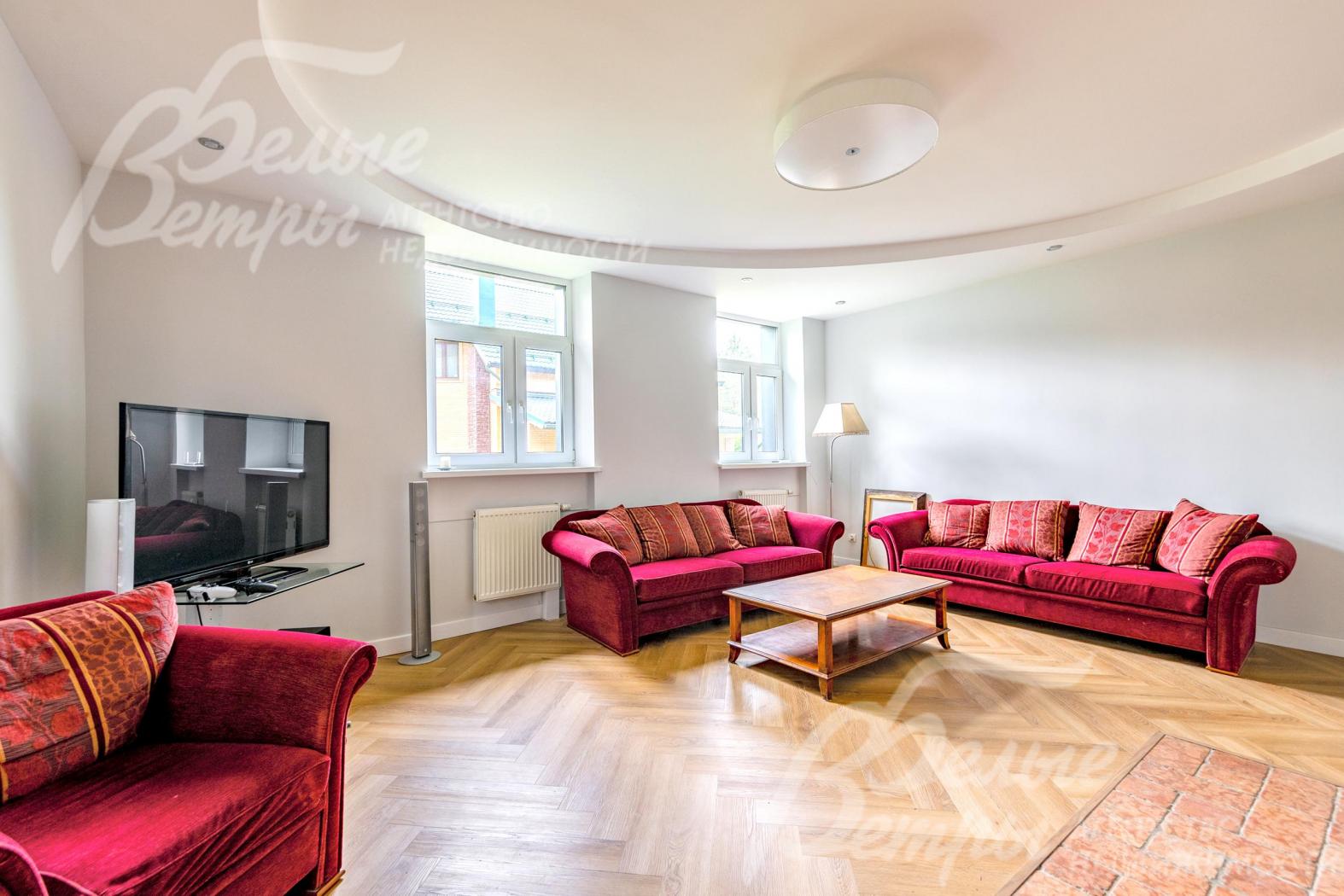 Рядом с диванной группой установлен телевизор