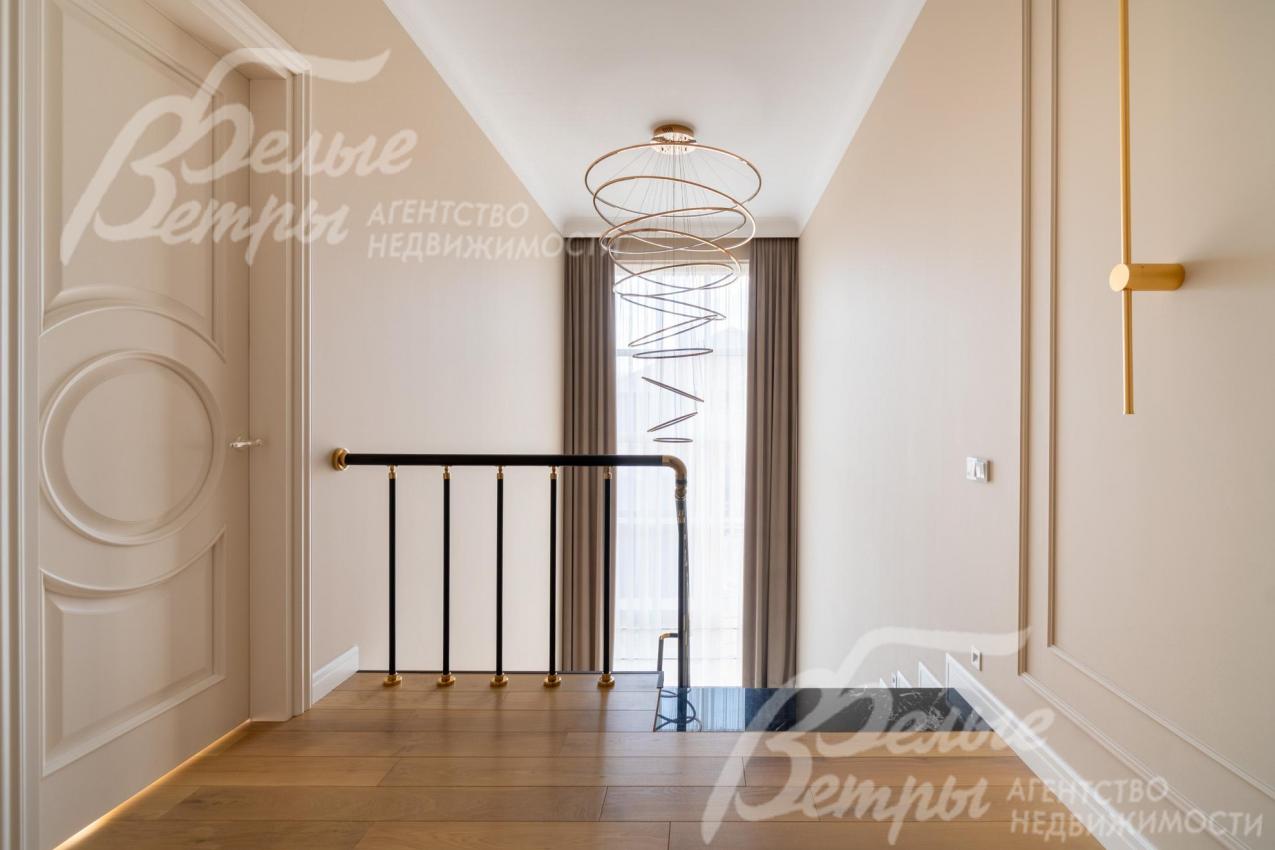 В дом выполнена система многоуровневого освещения с люстрами, бра, световыми линиями на 2-м этаже производства США