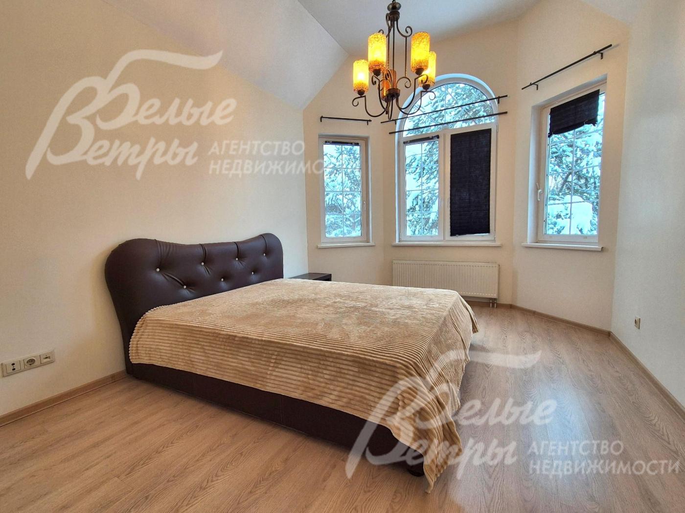 Одна из спален на втором этаже