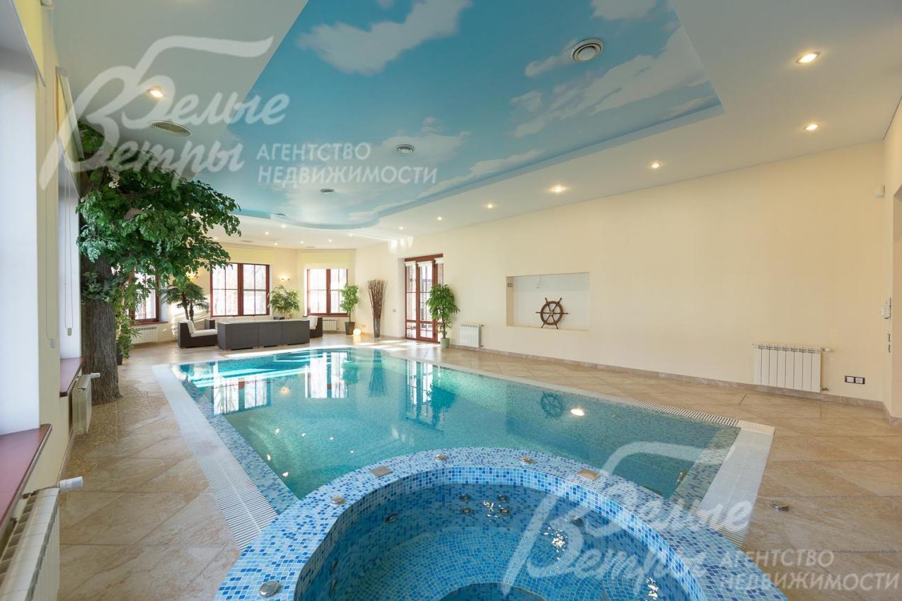 Отдельная вместительная джакузи на несколько человек