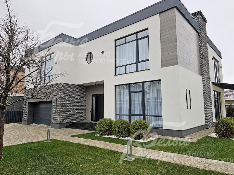 Внешняя отделка стен выполнена штукатуркой, натуральным гранитом, керамогранитом Porcelanosa и искусственным ригельным камнем