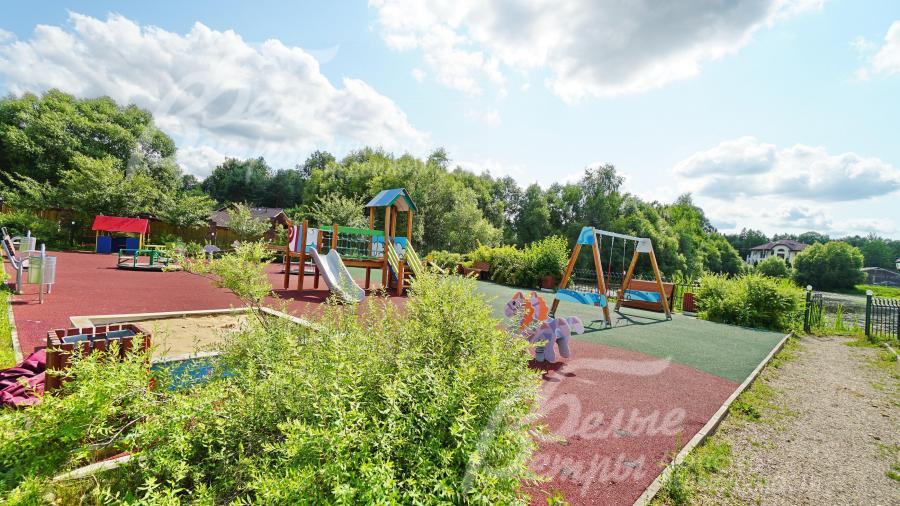 Детская площадка в поселке Лесное озеро