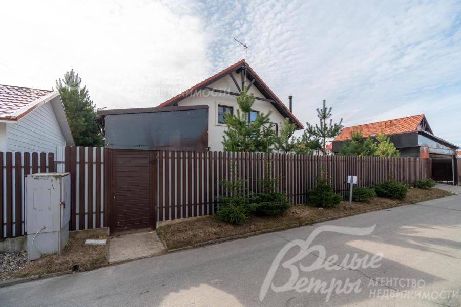 Участок расположен в престижной тихой локации, удалённой от шума дорог, — на второй линии от леса и реки: до каждого из них всего 100 метров